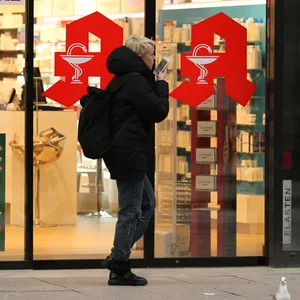 Eine Frau geht an einer Apotheke in der Mönckebergstraße entlang.