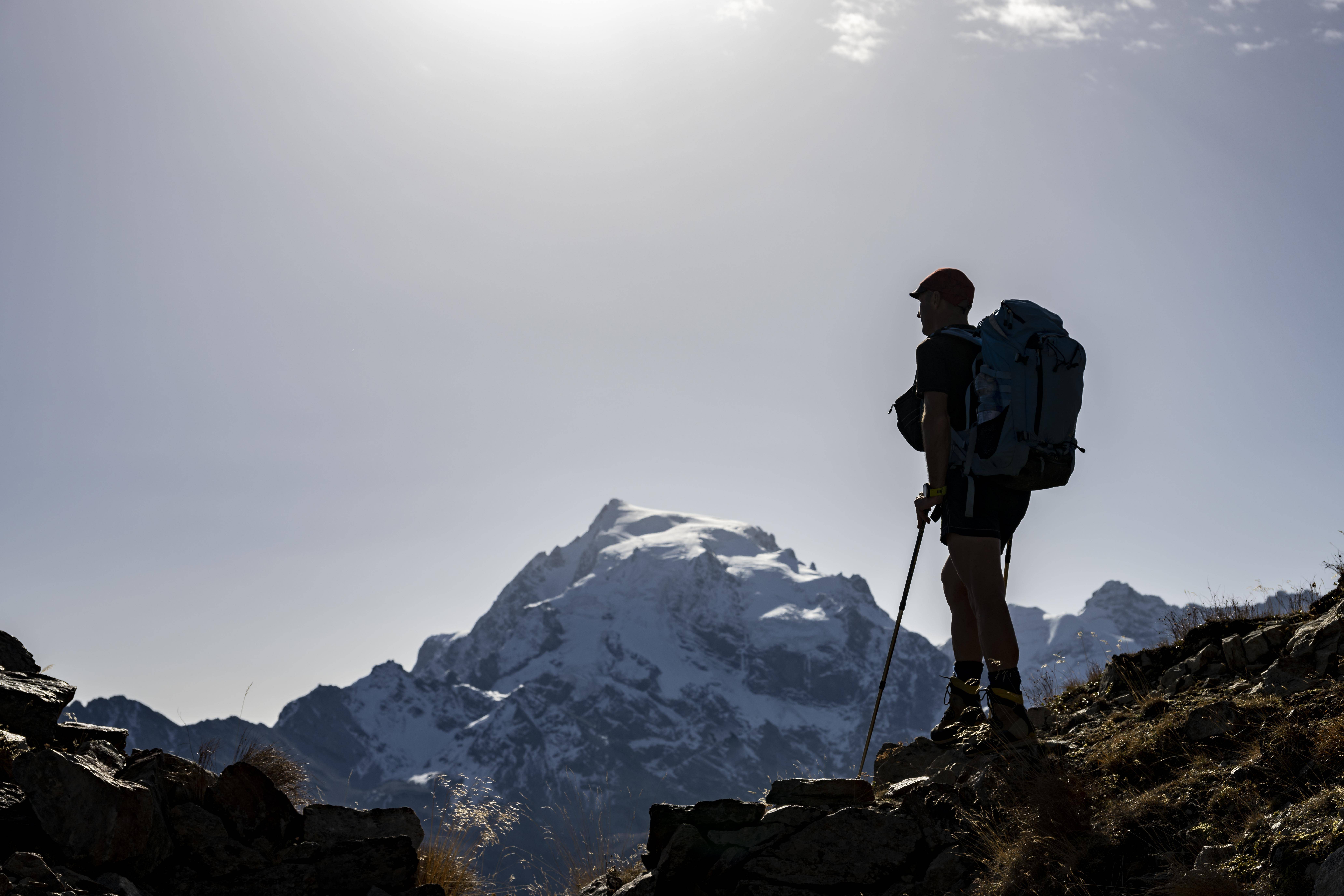 Ein Bergsteiger schaut auf den Ortler, den höchsten Berg in Südtirol