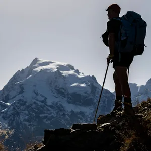 Ein Bergsteiger schaut auf den Ortler, den höchsten Berg in Südtirol