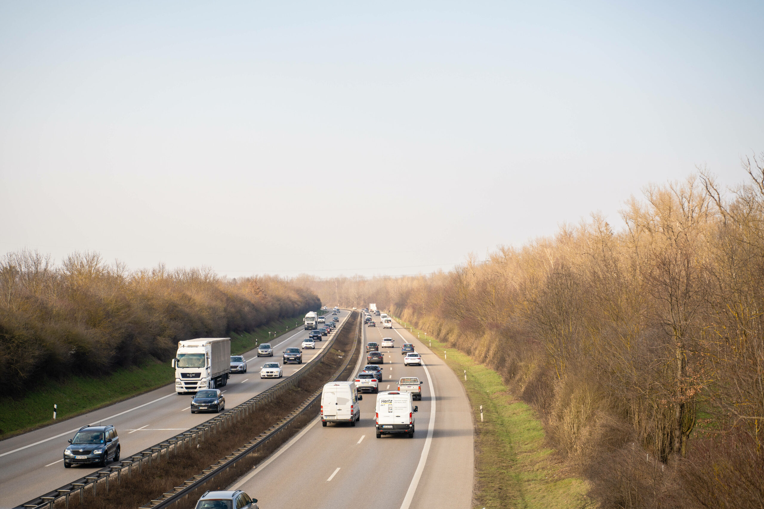 Autos fahren auf der B2 bei Augsburg- (Symbolbild)