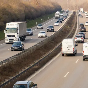 Autos fahren auf der B2 bei Augsburg- (Symbolbild)