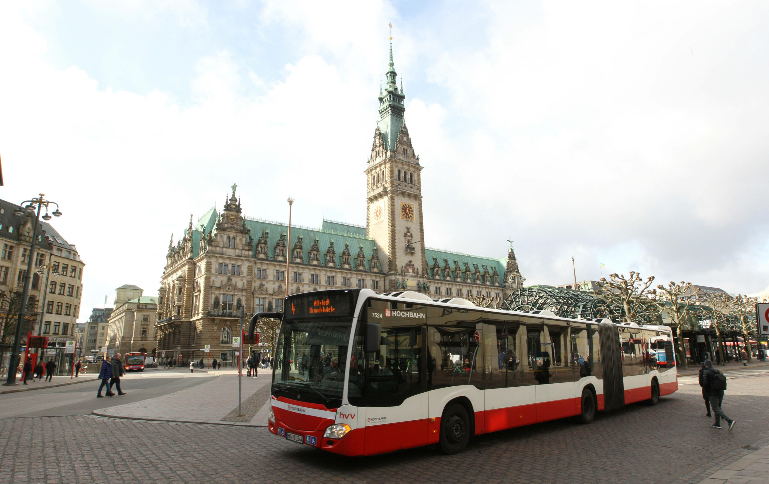 Ein Bus der Hochbahn fährt am Hamburger Rathaus vorbei.