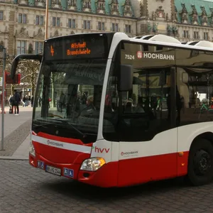 Ein Bus der Hochbahn fährt am Hamburger Rathaus vorbei.