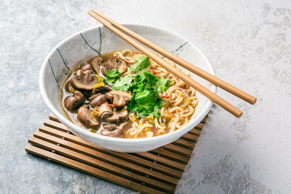 In die Brühe der „Miso Ramen“ kommt eine Würzpaste, die aus fermentierten Sojabohnen besteht.