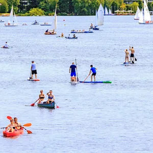 Die Alster gehört bei schönem Wetter zu Hamburgs beliebtesten Ausflugszielen.