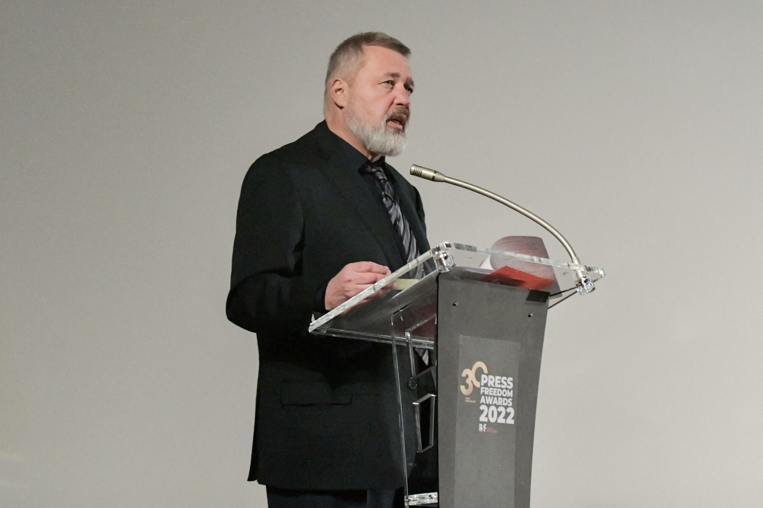 Journalist und Nobelpreisträger Dmitry Muratov bei den RSF Press Freedom Awards in Paris im Jahr 2022 (Archivbild)