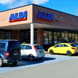 Auf einem Aldi-Parkplatz in Eckernförde wurde ein 17-Jähriger tot aufgefunden. (Symbolbild)