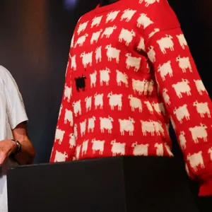 „Wir sind begeistert, dass der geliebte Pullover ein neues Zuhause gefunden hat und das anhaltende Vermächtnis von Prinzessin Diana mit sich nimmt“, so Sally Muir und Joanna Osborne, die Gründerinnen der Pullover-Firma.