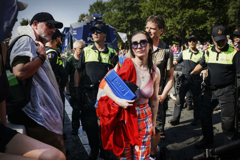 Schauspielerin Carice van Houten wurde wegen ihrer Teilnahme an der Klima-Demo verhaftet.