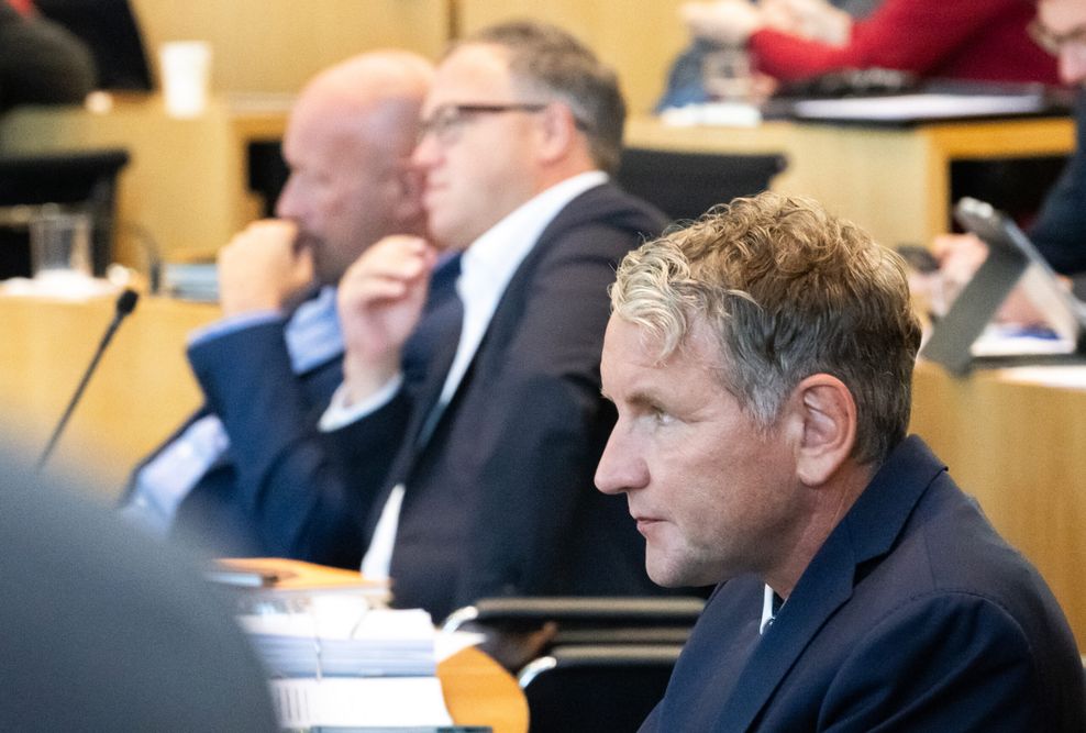 Nah beieinander: Thomas Kemmerich (FDP, stimmte ebenfalls zu), Mario Voigt (CDU-Fraktionsvorsitzender) und Björn Höcke (AfD-Fraktionsvorsitzender) kurz vor der Abstimmung für das Gesetz zur Senkung der Grunderwerbssteuer