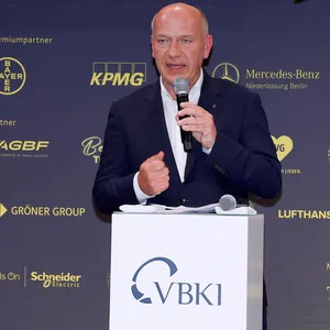 Kai Wegner steht an einem Podium