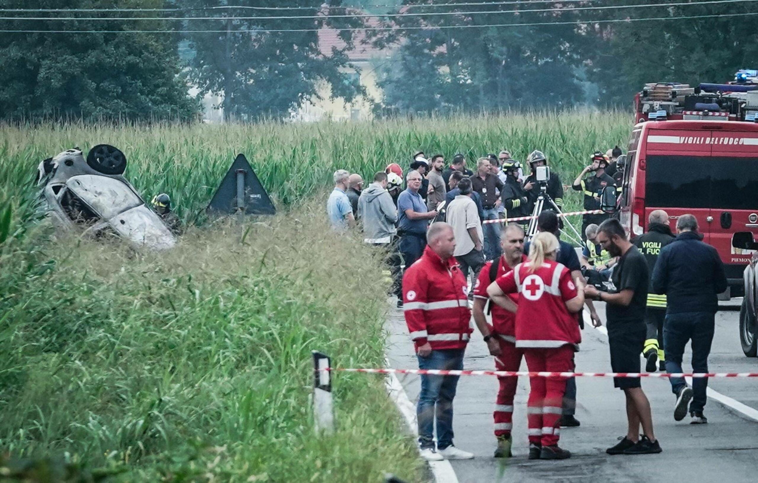 Rettungskräfte und Feuerwehrleute stehen an der Unfallstelle in der Nähe von Turin. Ein fünf Jahre altes Mädchen ist bei dem Flugzeugabsturz ums Leben gekommen.