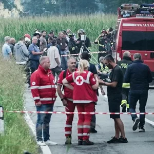 Rettungskräfte und Feuerwehrleute stehen an der Unfallstelle in der Nähe von Turin. Ein fünf Jahre altes Mädchen ist bei dem Flugzeugabsturz ums Leben gekommen.