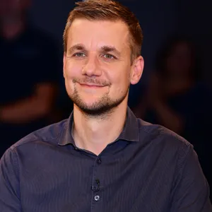 Tobias Schlegl zu Gast in einer Talkshow.