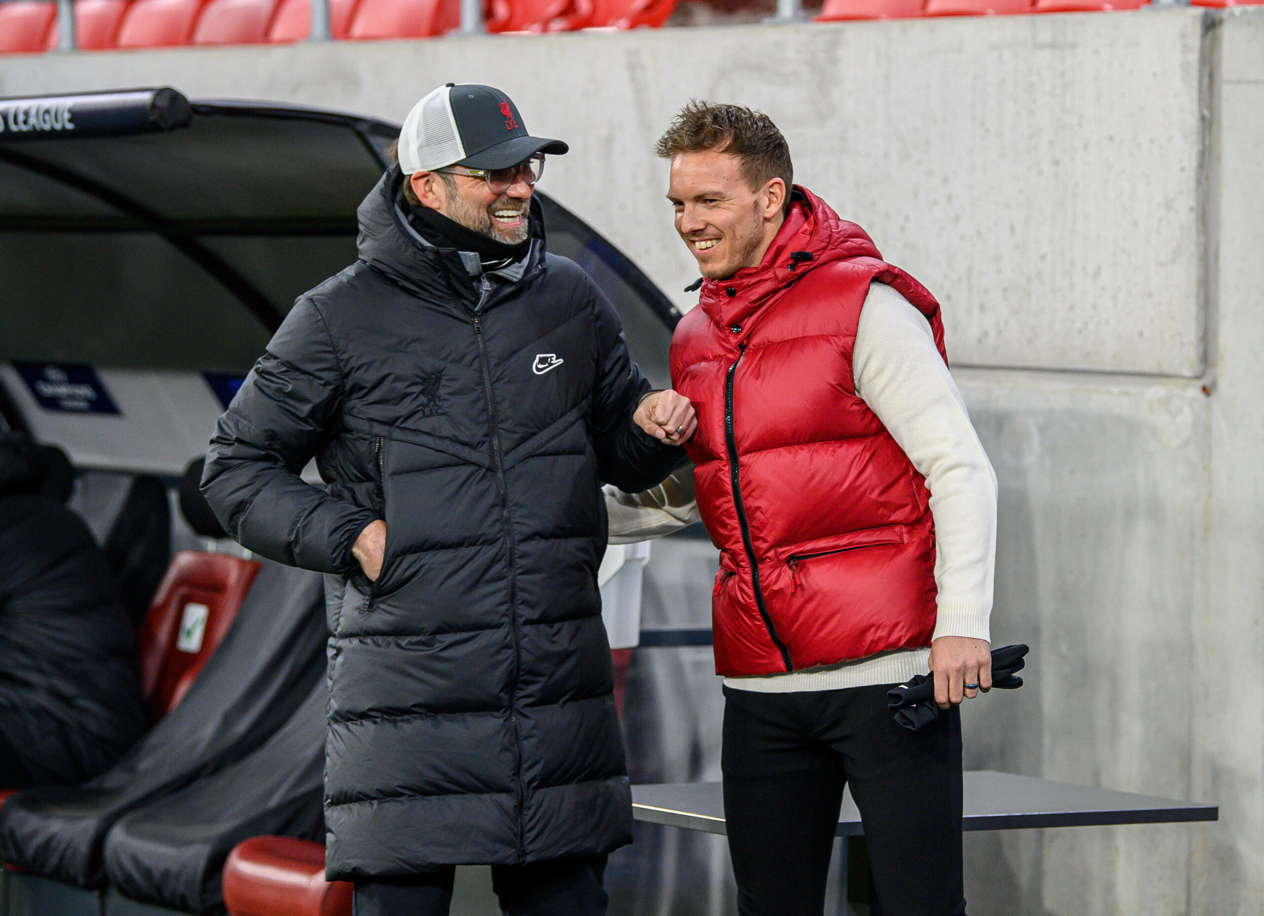 Liverpool-Trainer Klopp und Nagelsmann reden miteinander