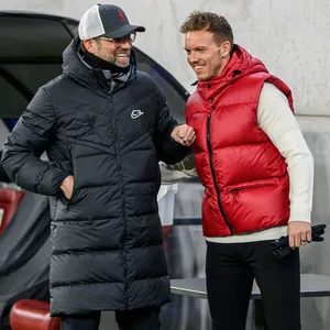 Liverpool-Trainer Klopp und Nagelsmann reden miteinander