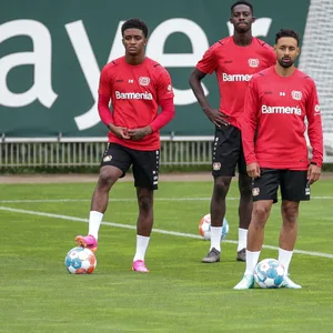Demarai Gray im Traning bei Bayer Leverkusen mit Kerem Demirbay und Karim Bellarabi