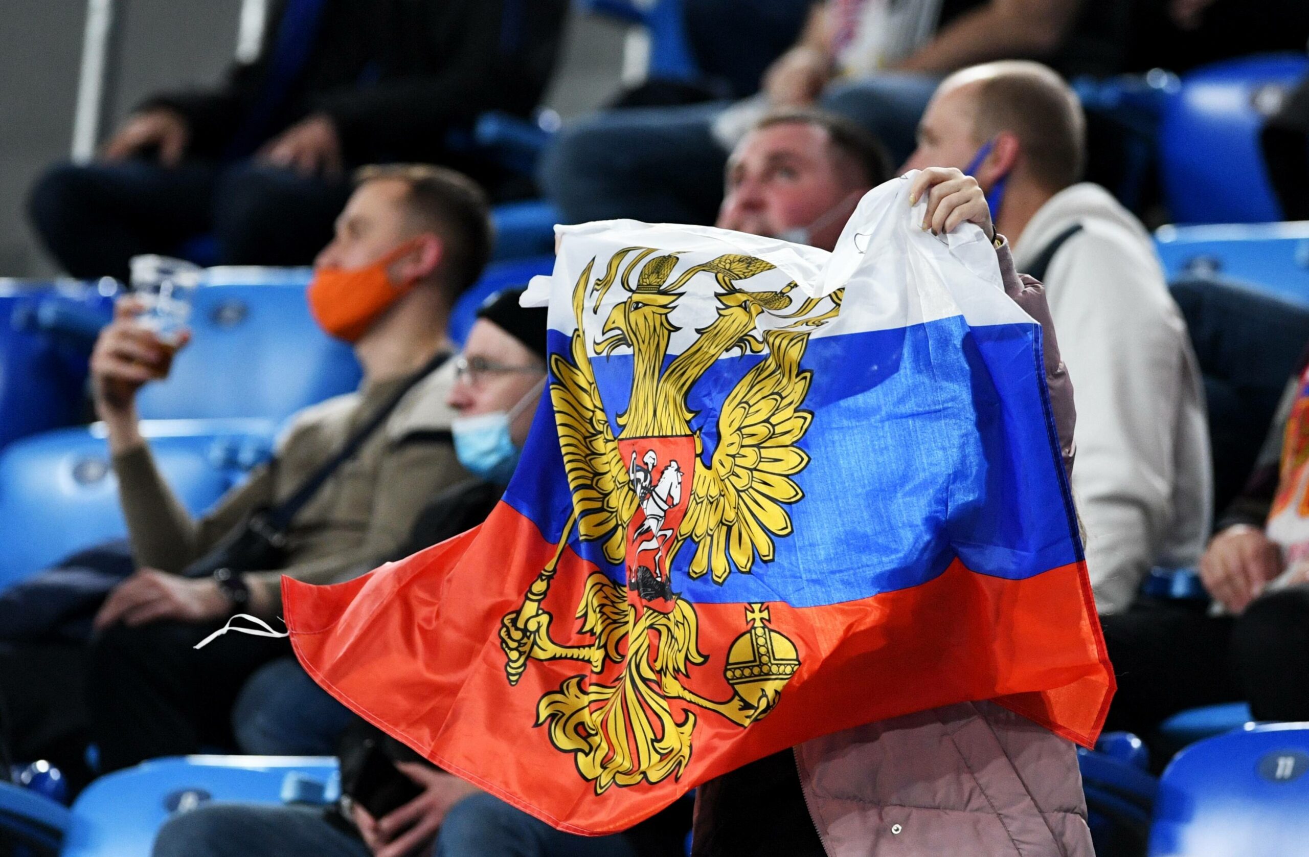 Fußballfan mit einer russischen Fahne