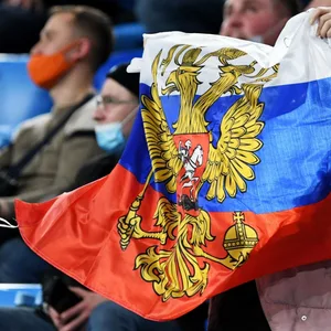 Fußballfan mit einer russischen Fahne