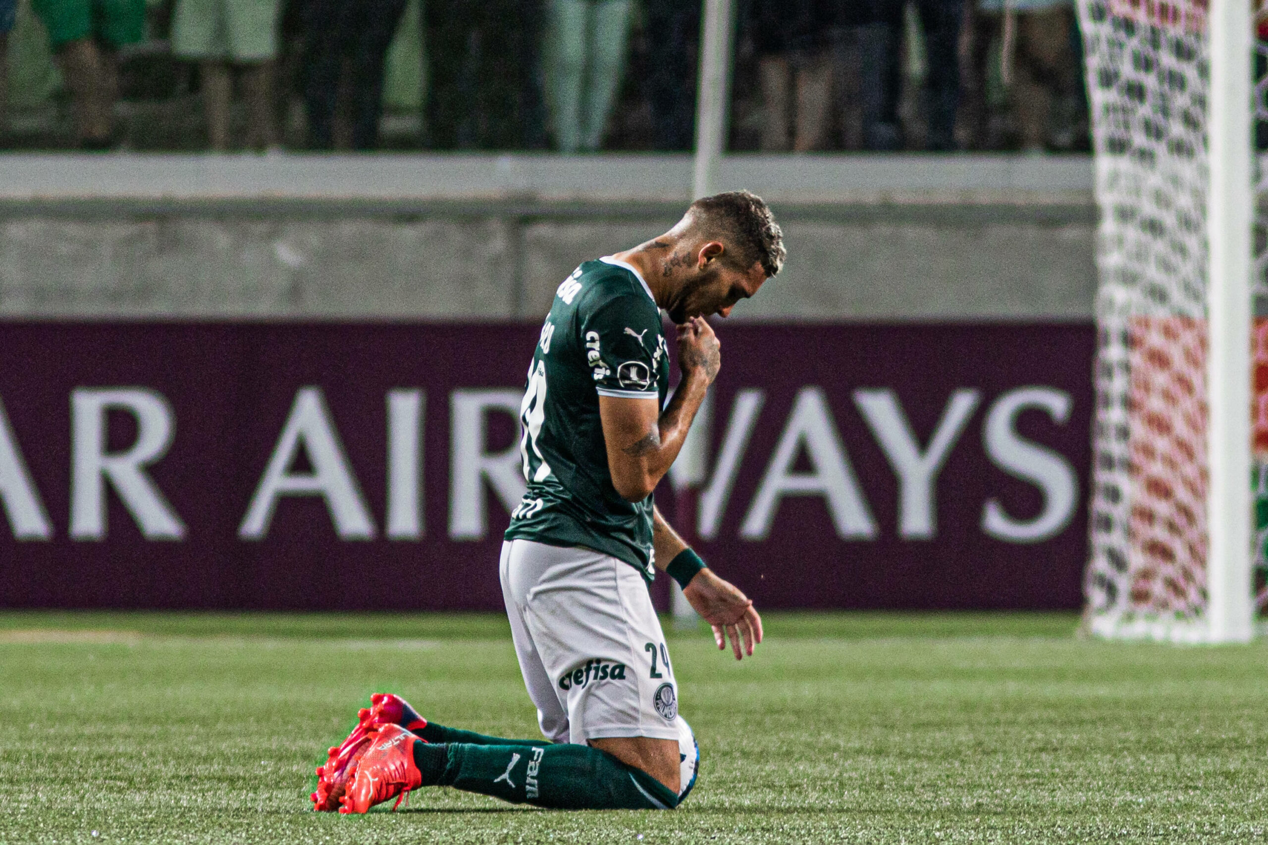 Rafael Navarro kniet beim Spiel gegen Palmeiras