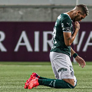 Rafael Navarro kniet beim Spiel gegen Palmeiras