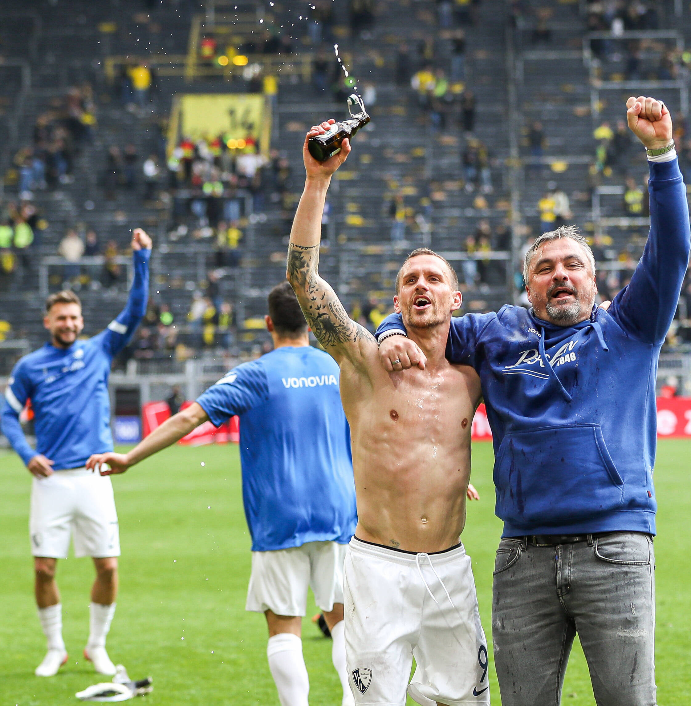 Simon Zoller und Thomas Reis feiern den Aufstieg des VfL Bochum