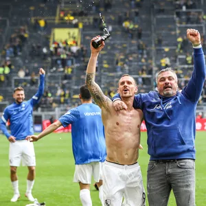 Simon Zoller und Thomas Reis feiern den Aufstieg des VfL Bochum