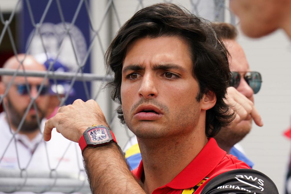Formel-1-Pilot Carlos Sainz trägt gerne mal eine Luxus-Uhr der Marke Richard Mille am Handgelenk – kürzlich wurde er Opfer eines Überfalls.