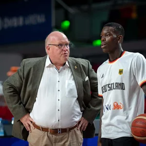 Ingo Weiß zusammen mit Dennis Schröder vor einem Länderspiel