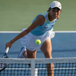 Peng Shuai retourniert einen Ball