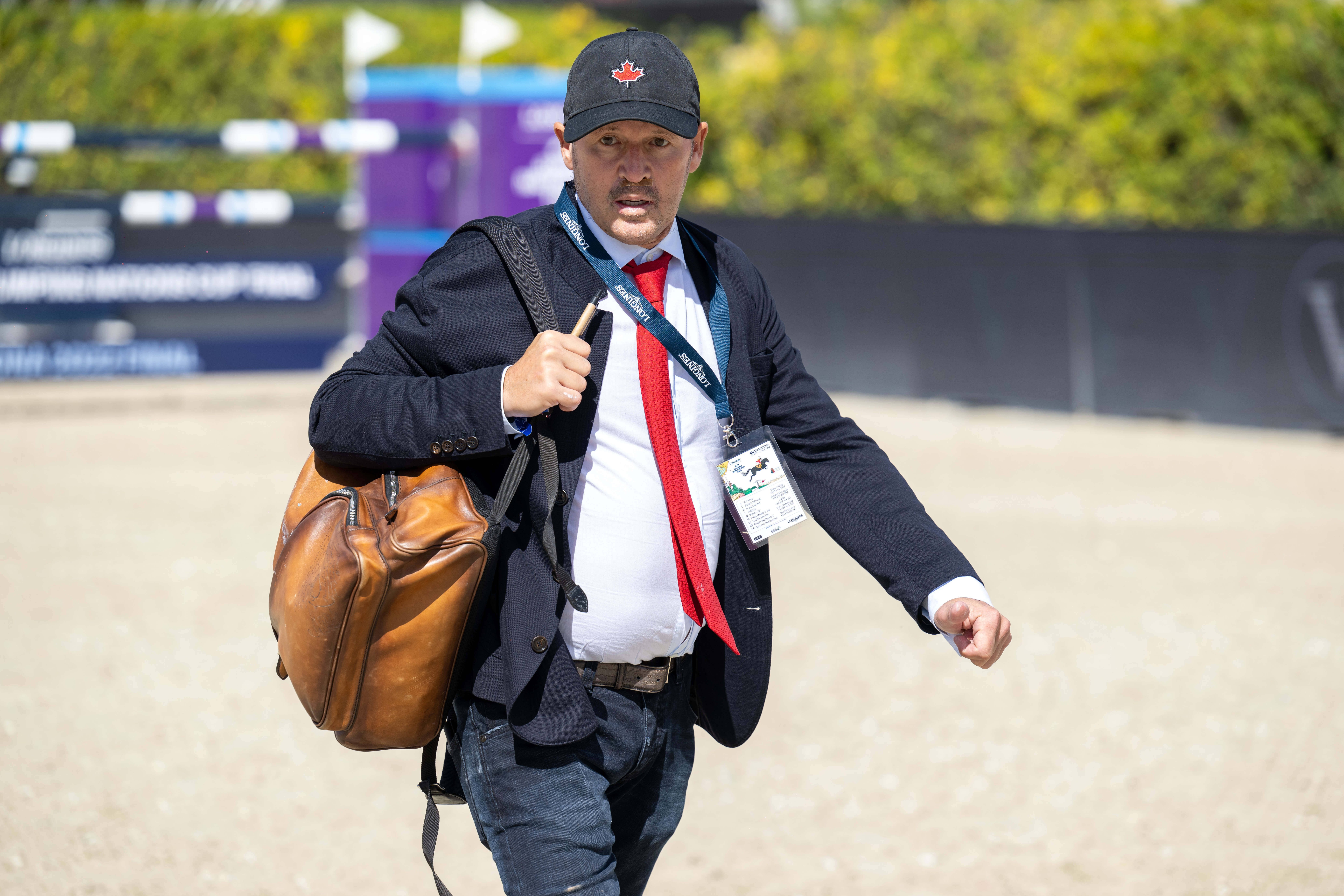 Eric Lamaze mit einer Kappe und einem Rucksack