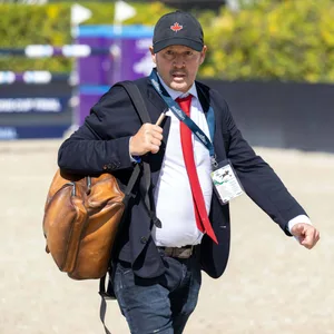 Eric Lamaze mit einer Kappe und einem Rucksack