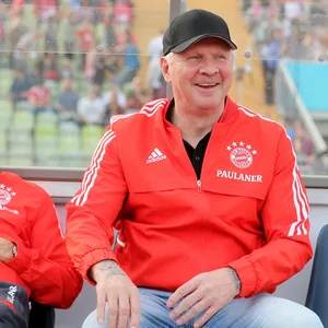 Stefan Effenberg auf der Bank am Spielfeldrand
