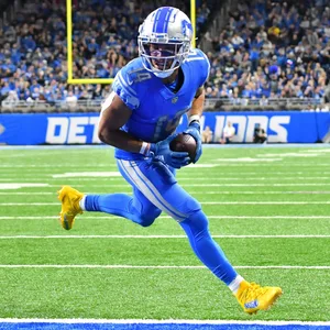 Amon-Ra St. Brown erzielt einen Touchdown gegen die Jacksonville Jaguars