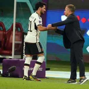 Ilkay Gündogan klatscht mit Hansi Flick ab.