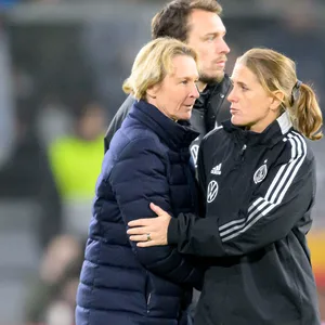 DFB-Bundestrainerin Martina Voss-Tecklenburg und Co-Trainerin Britta Carlson