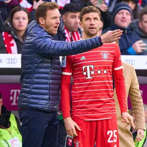 Julian Nagelsmann gibt Thomas Müller Anweisungen