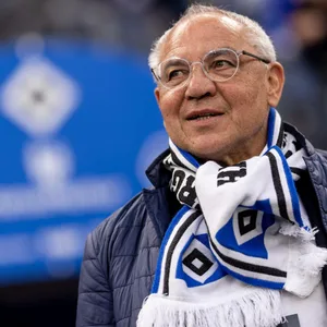 Felix Magath mit HSV-Schal