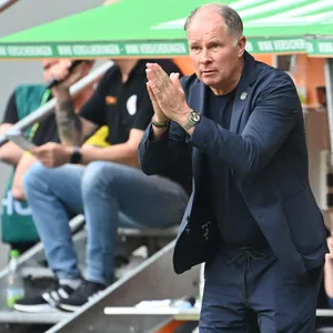 Stefan Reuter am Spielfeldrand