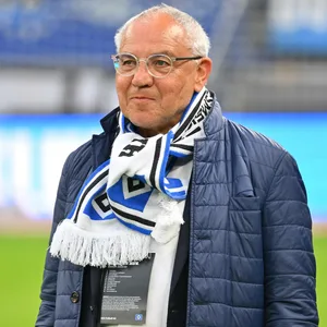 Felix Magath mit HSV-Schal im Volksparkstadion