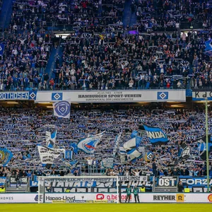 Die gut gefüllte Nordtribüne im Volksparkstadion