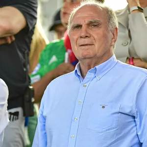 Uli Hoeneß steht auf der Tribüne