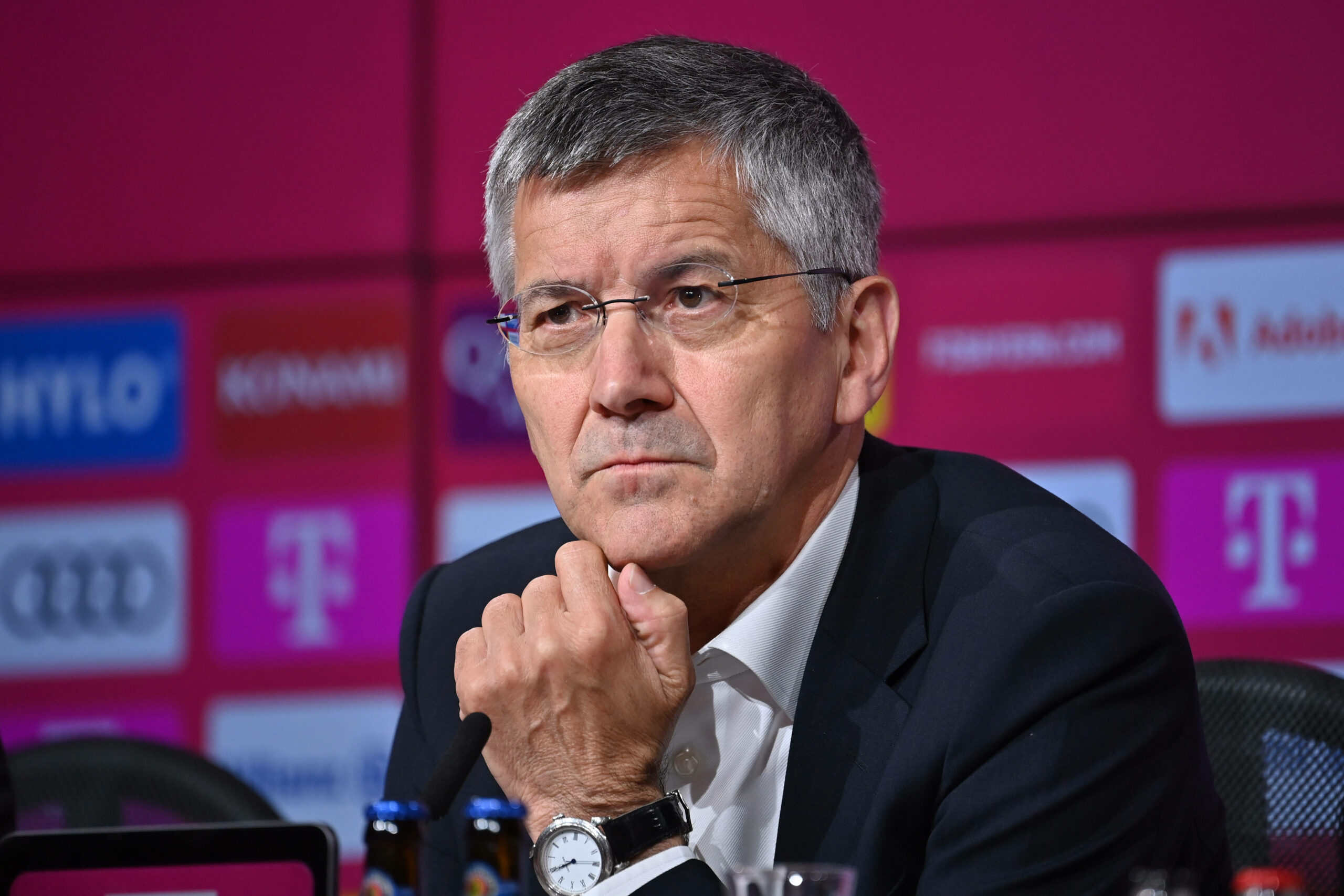 Herbert Hainer bei einer Pressekonferenz des FC Bayern