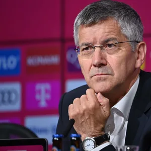 Herbert Hainer bei einer Pressekonferenz des FC Bayern