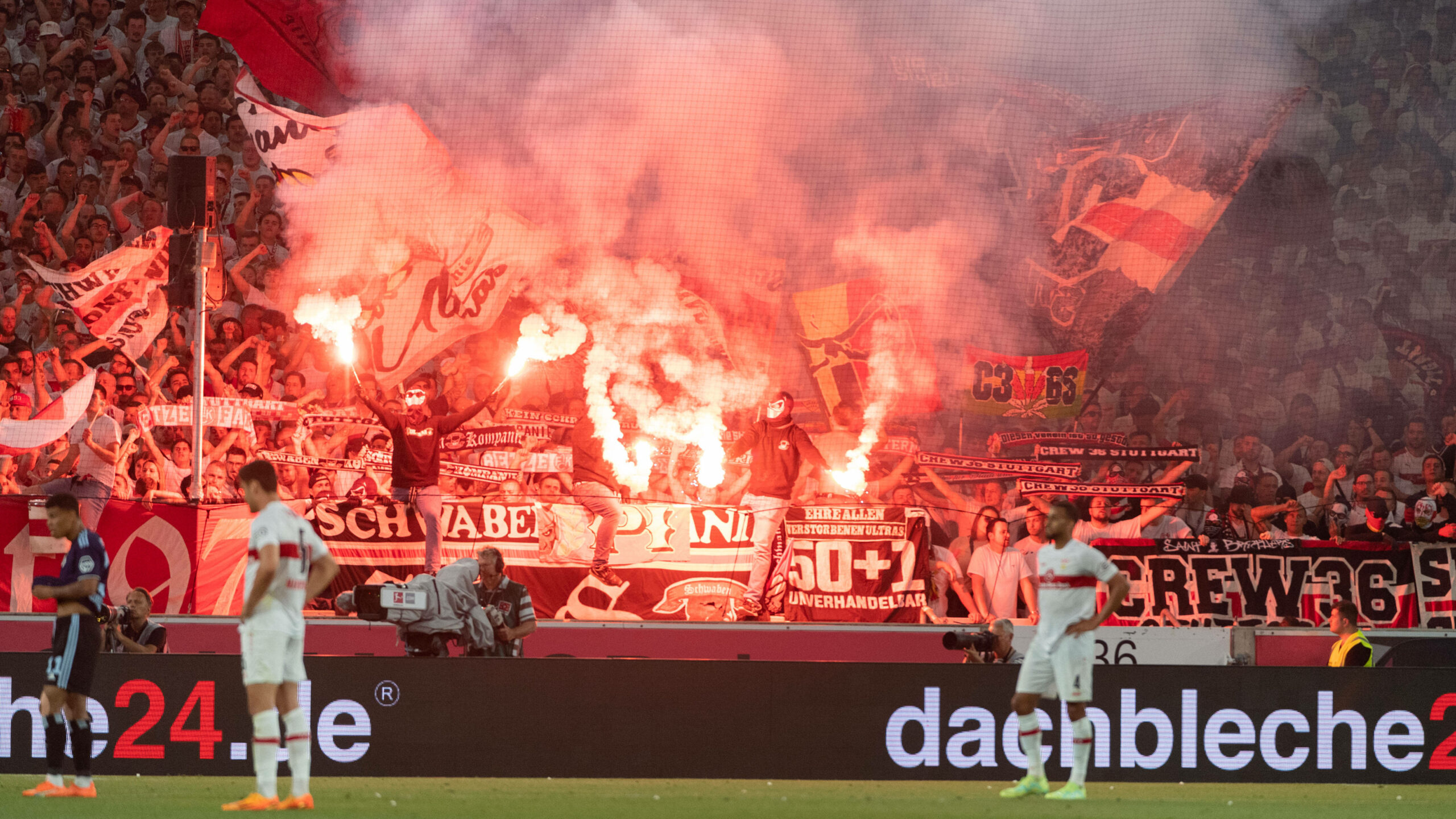 Fans des VfB Stuttgart brennen Pyrotechnik im Relegationsspiel gegen den HSV ab