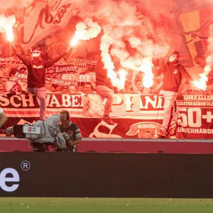Fans des VfB Stuttgart brennen Pyrotechnik im Relegationsspiel gegen den HSV ab