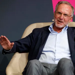 Karl-Heinz Rummenigge sitzt auf einer Bühne