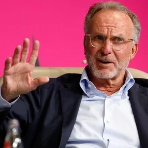 Karl-Heinz Rummenigge gestikuliert