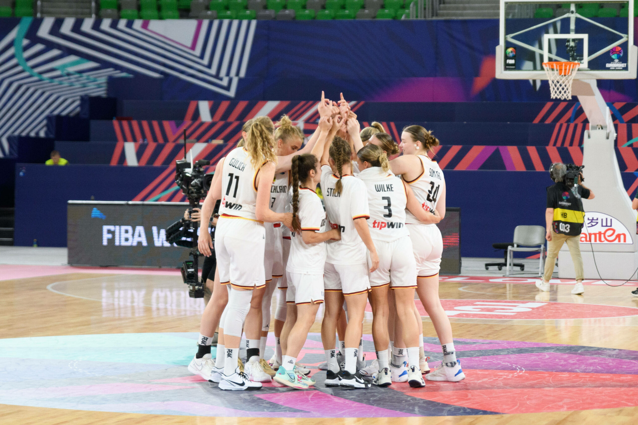 Die deutsche Frauen Baketball Nationalmannschaft jubelt bei der EM 2023