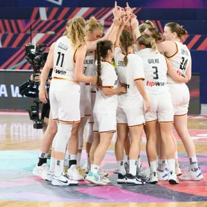 Die deutsche Frauen Baketball Nationalmannschaft jubelt bei der EM 2023
